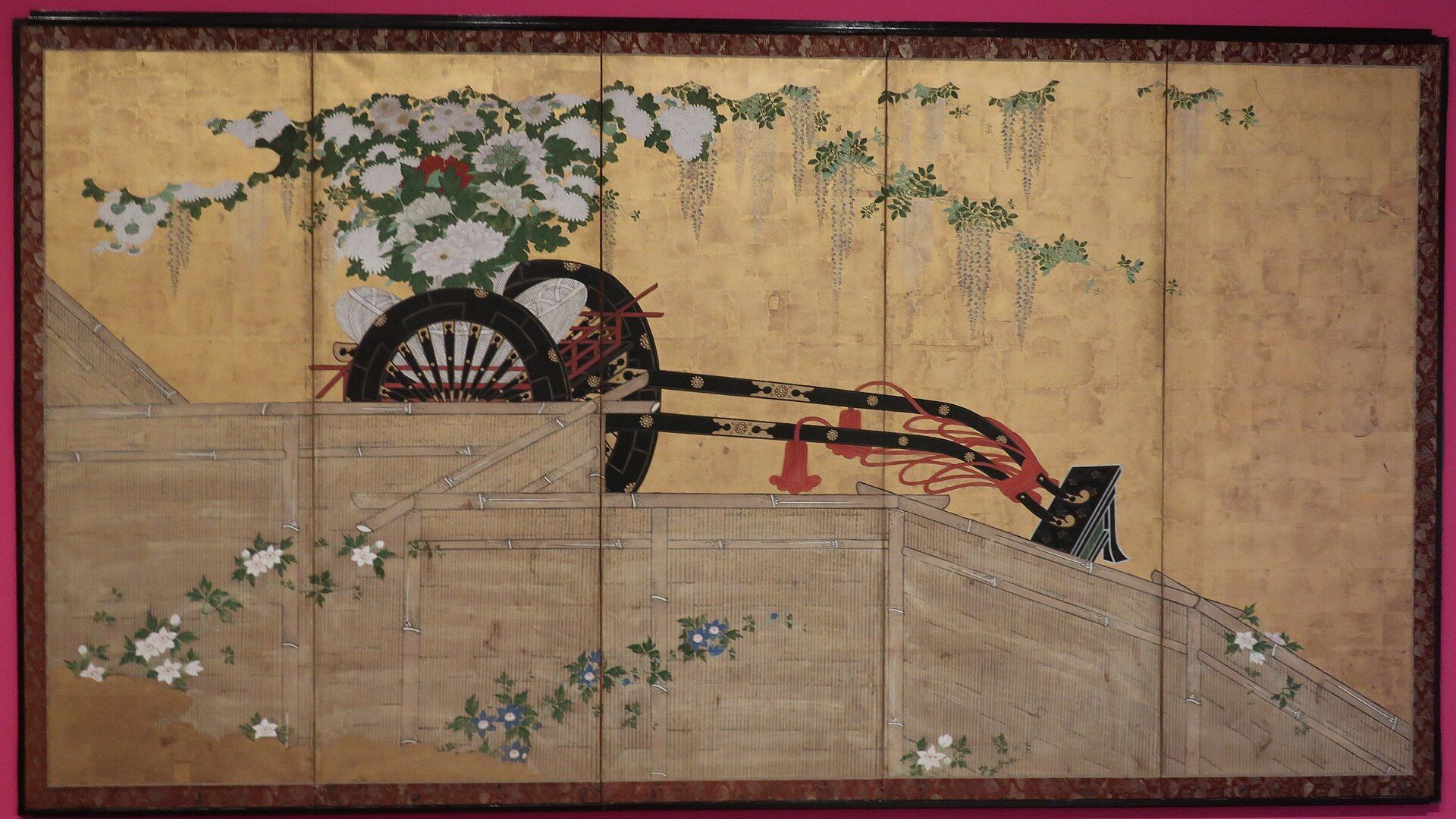 Biombo japonés con carro de flores y enredaderas sobre fondo dorado y paneles de bambú.
