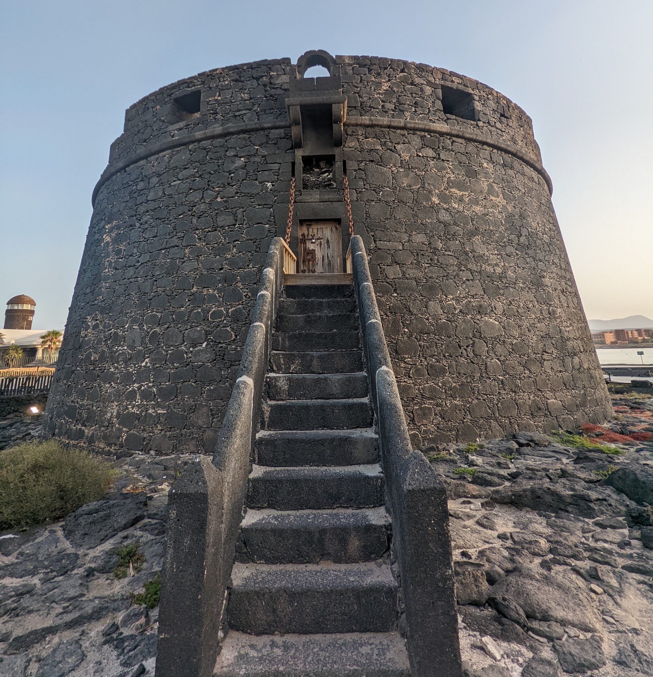 El Castillo de San Buenaventura vigilando la costa de Caleta de Fuste al atardecer