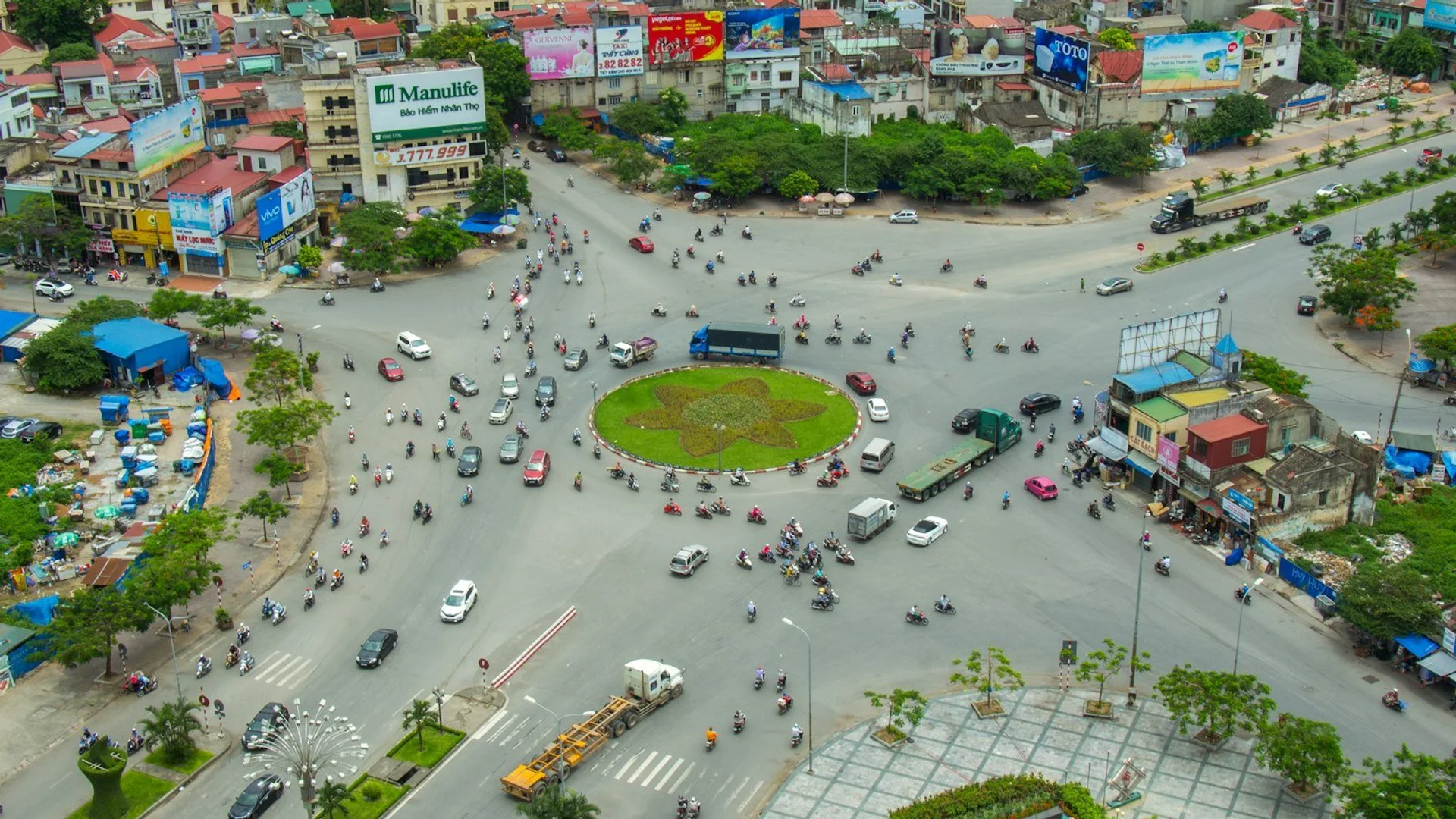 Vista panorámica de la Ciudadela Imperial de Hue al atardecer con el río Perfume