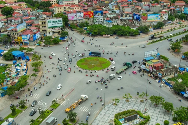Vista nocturna del casco antiguo de Hoi An con faroles iluminando el río y arquitectura colonial
