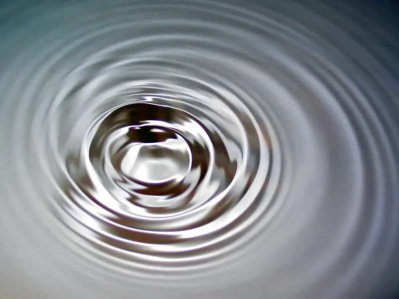 Vista de olas del océano desde la superficie del agua, ilustrando los patrones de ondulación marina