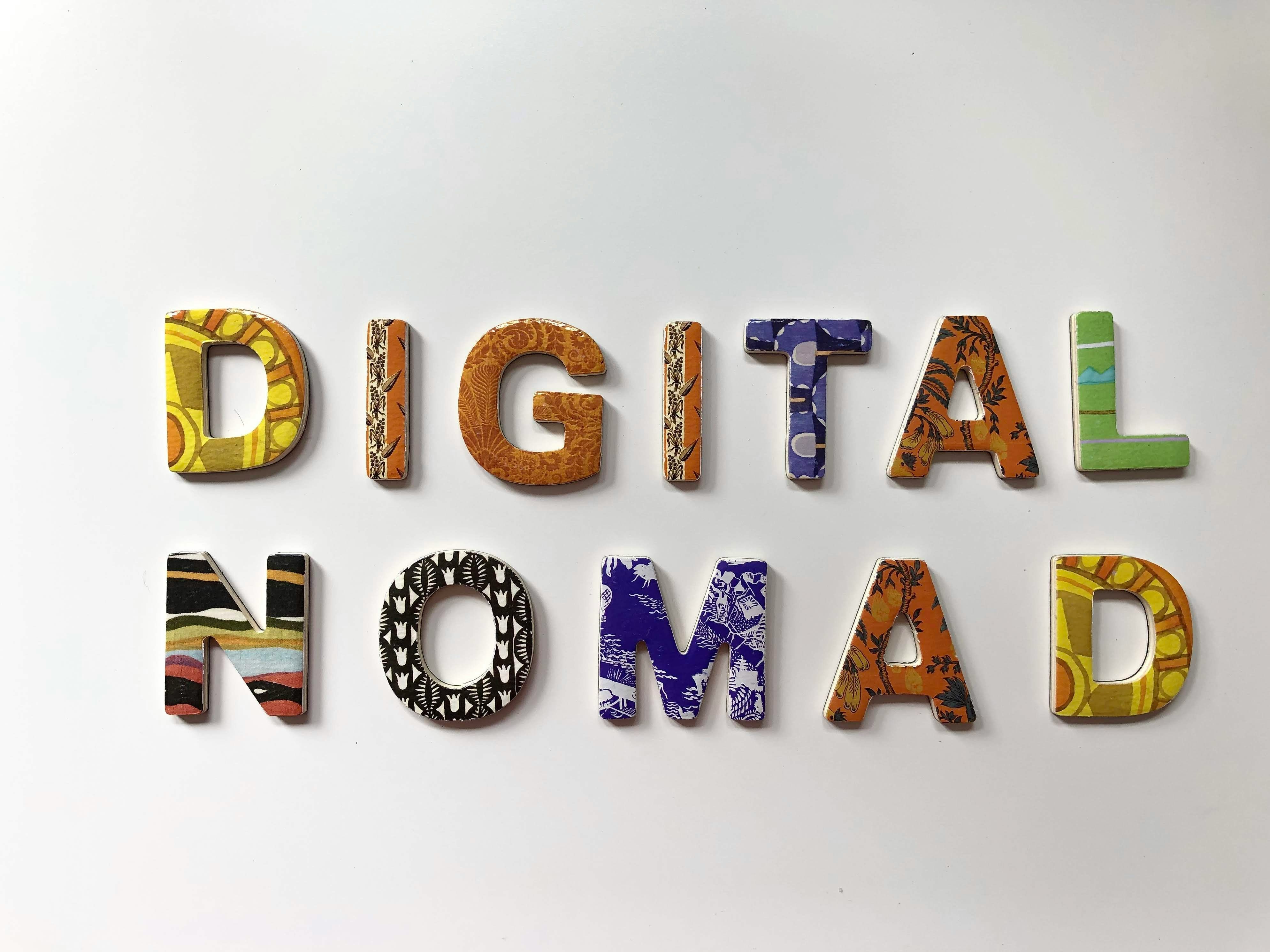 Letras de colores variados formando las palabras 'DIGITAL NOMAD' sobre un fondo blanco.