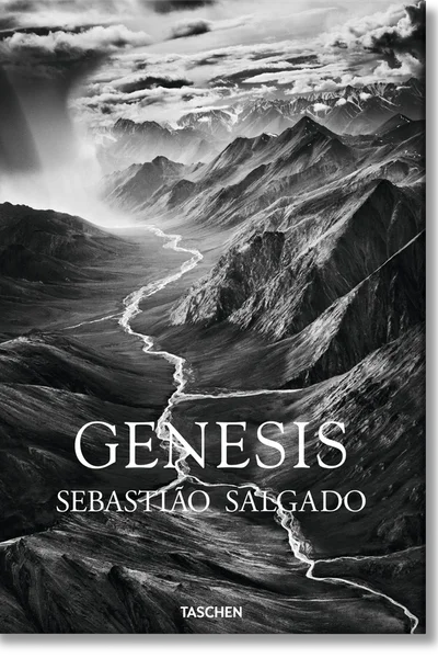 Portada de Génesis de Sebastião Salgado con vasto paisaje natural en blanco y negro