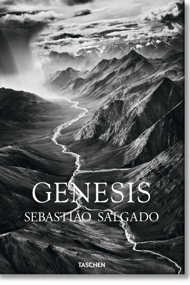 Portada de Génesis de Sebastião Salgado con vasto paisaje natural en blanco y negro