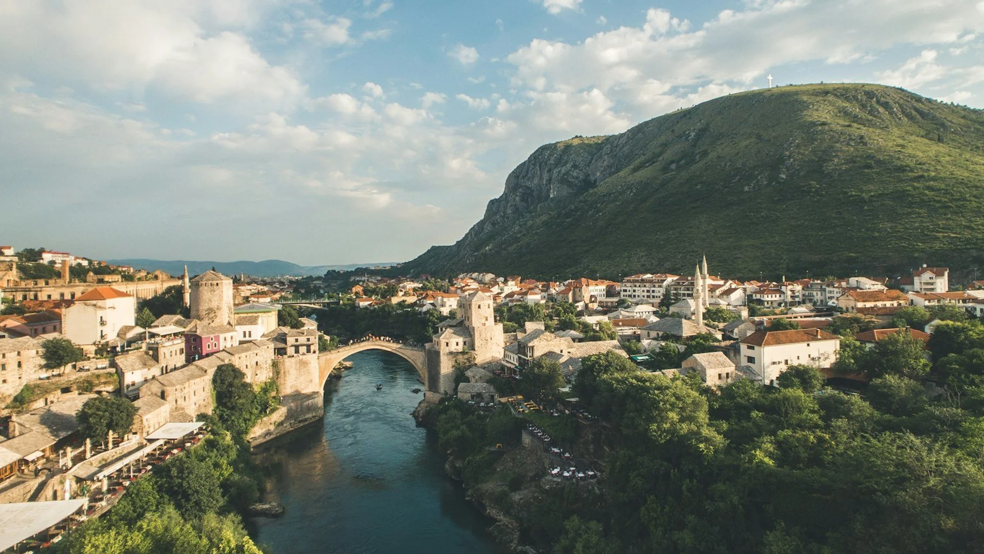 Vista del histórico Puente Viejo de Mostar sobre el río Neretva