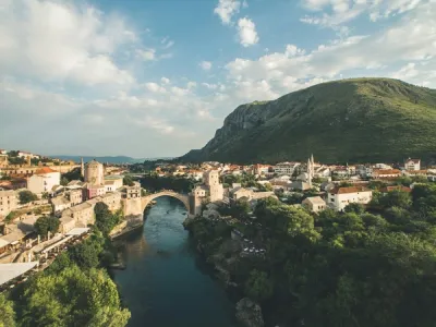 Vista del histórico Puente Viejo de Mostar sobre el río Neretva