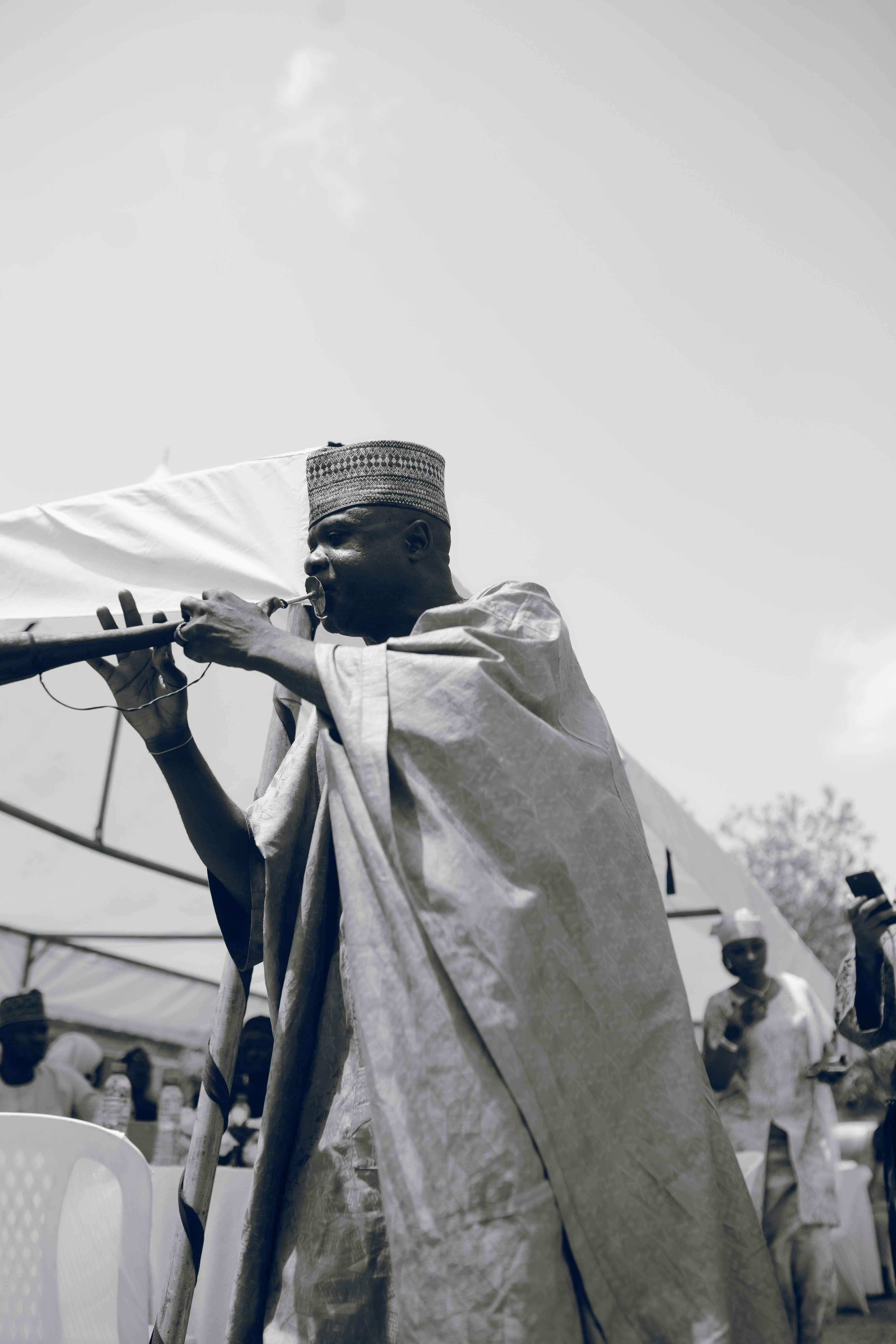 Músico tocando flauta tradicional