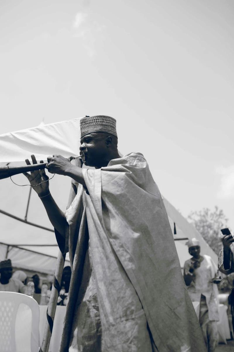 Músico tocando flauta tradicional