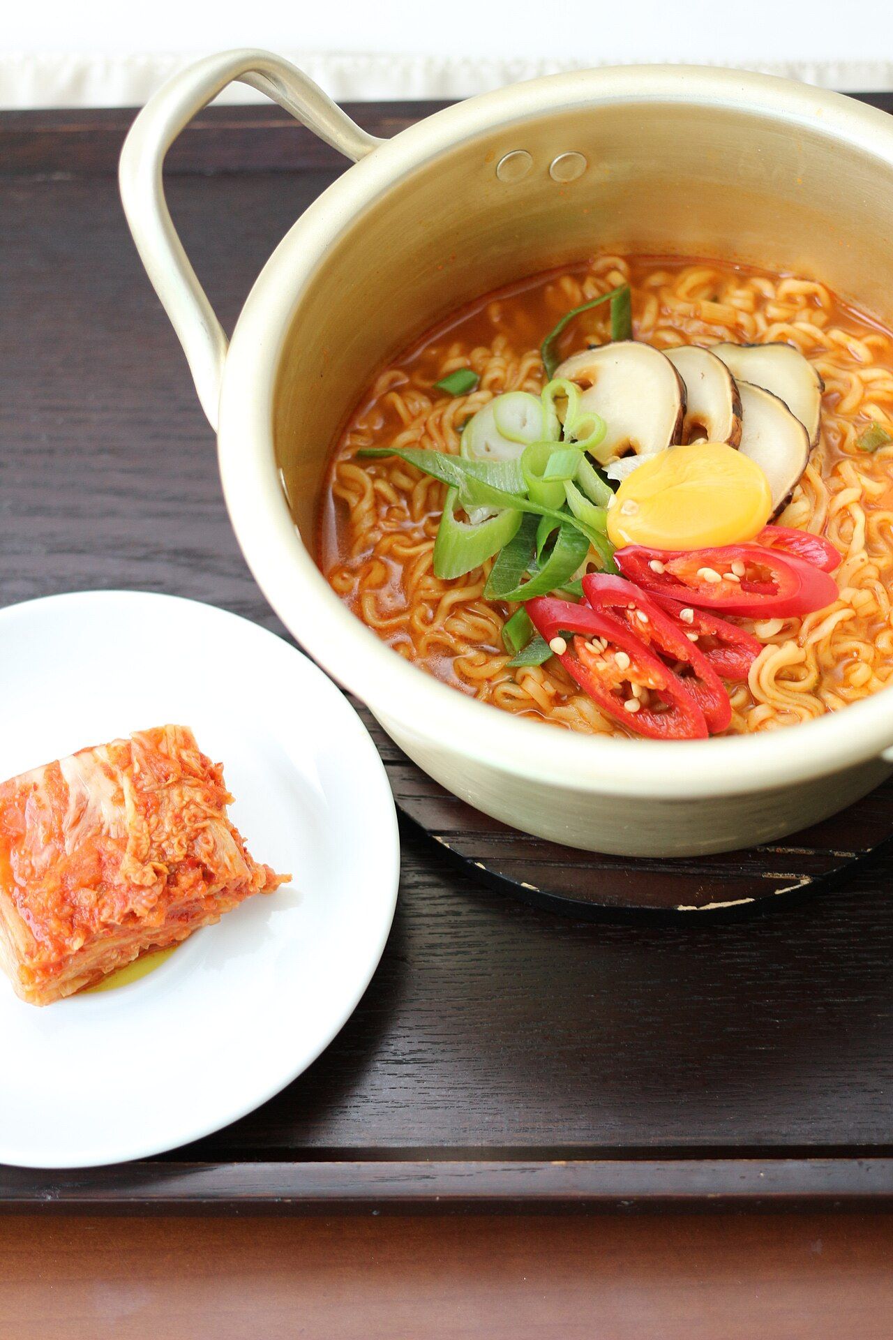 Ramyeon and kimchi