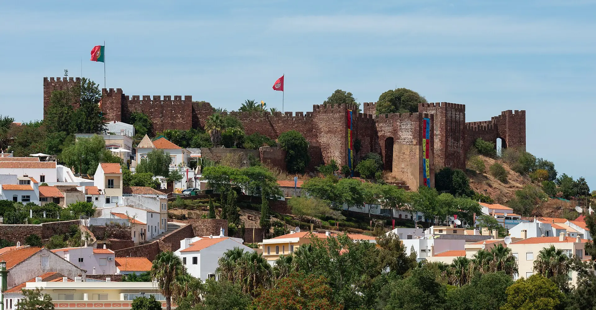 Le château de Silves au-dessus des maisons de la vieille ville