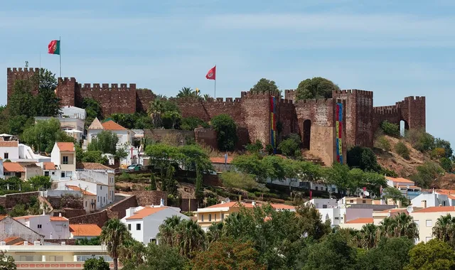 Le château de Silves au-dessus des maisons de la vieille ville