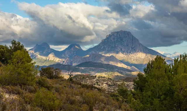 Routes de montagne à travers la Sierra de Aitana : Sella et Confrides