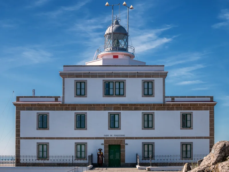 Faro del cabo de Fisterra sobre el océano Atlántico