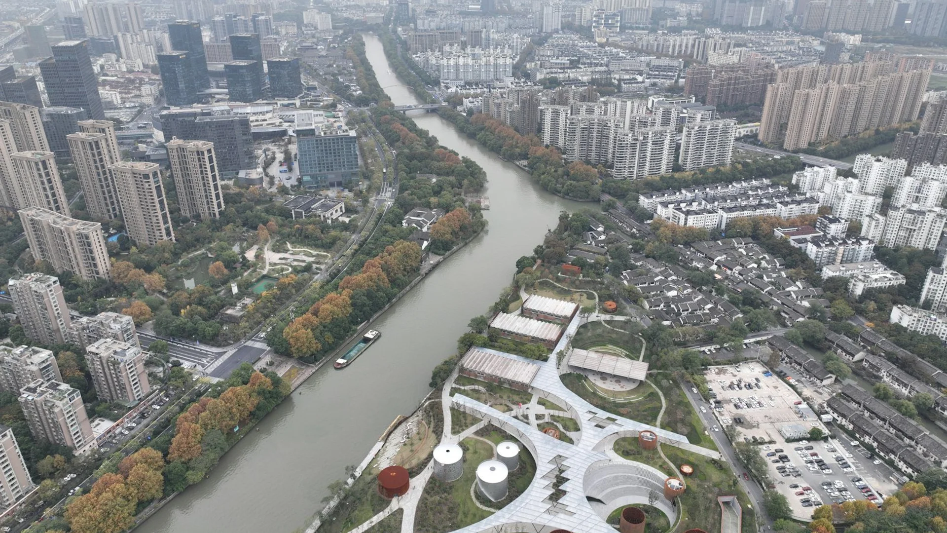 Vista aérea de la Muralla de Xi'an al atardecer con la ciudad antigua y moderna de fondo