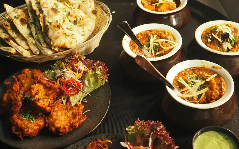 Mesa con platos de comida de viaje — Gastronomía y viajes