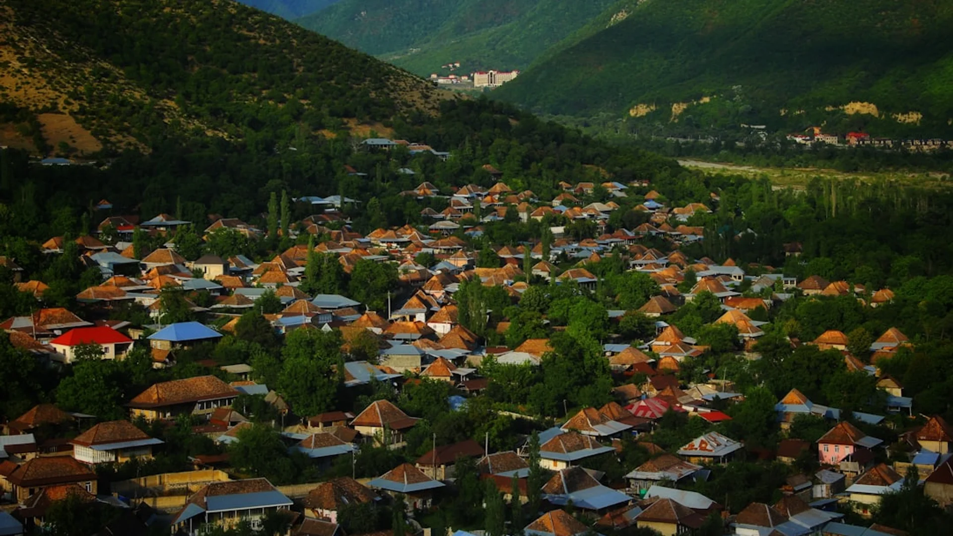 Antiguo palacio del Kan en Sheki al atardecer, con sus coloridos vitrales y frescos decorativos brillando bajo el sol poniente