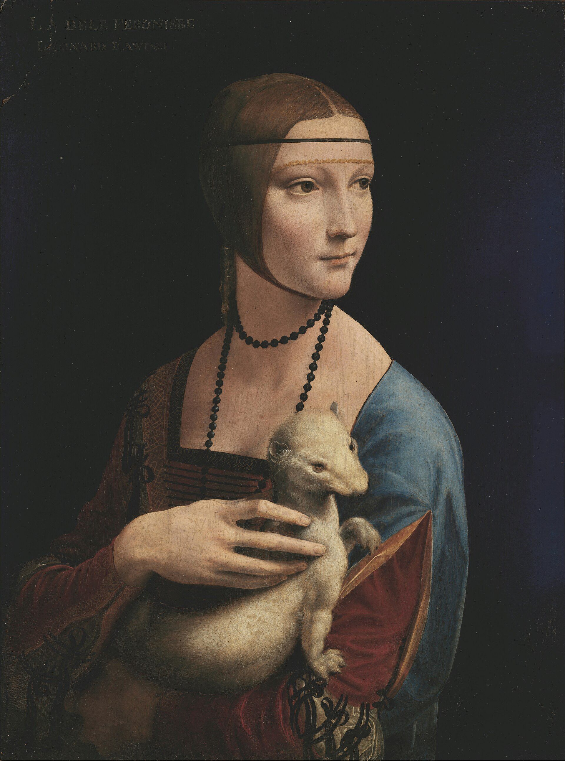 Retrato de una mujer joven con un tocado, collar de cuentas negras, sosteniendo un armiño blanco.