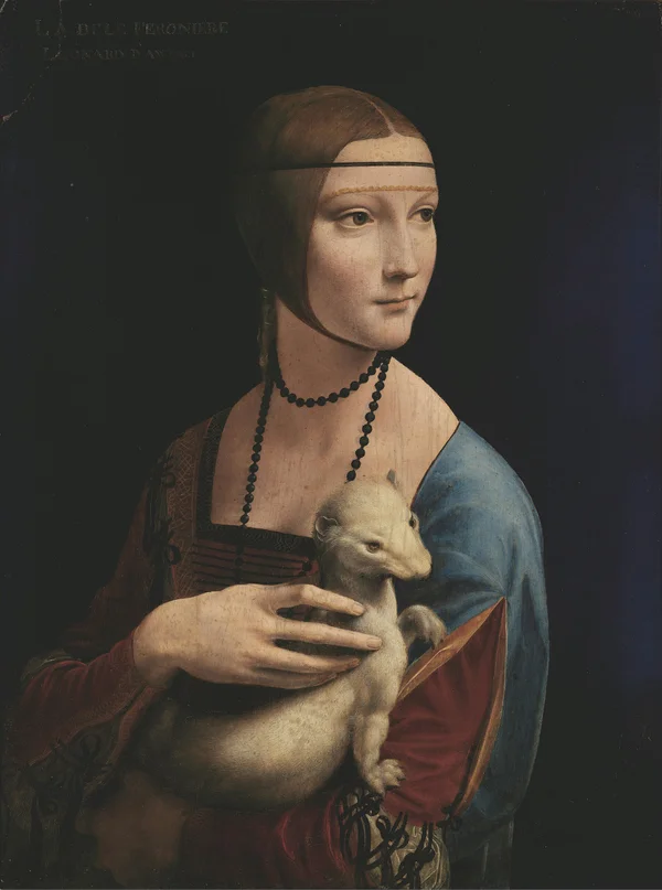 Retrato de una mujer joven con un tocado, collar de cuentas negras, sosteniendo un armiño blanco.