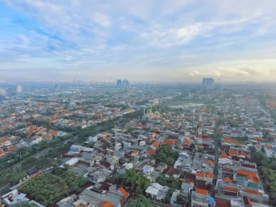 Vista aérea de terrazas de arroz en Tegallalang con templos balineses al fondo