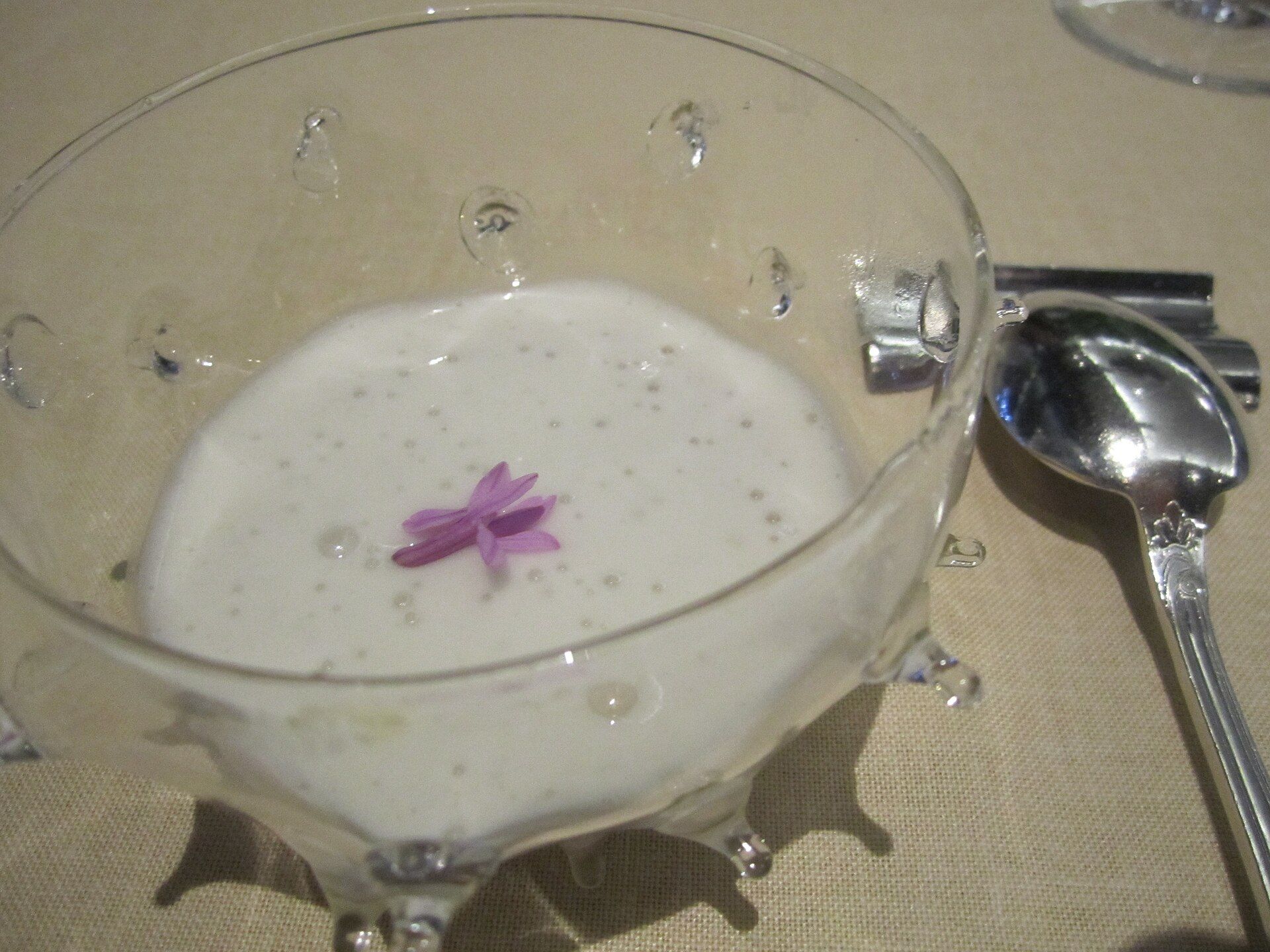 Ajoblanco cuajado, caramelo de pimientos y lichi (14040261453)
