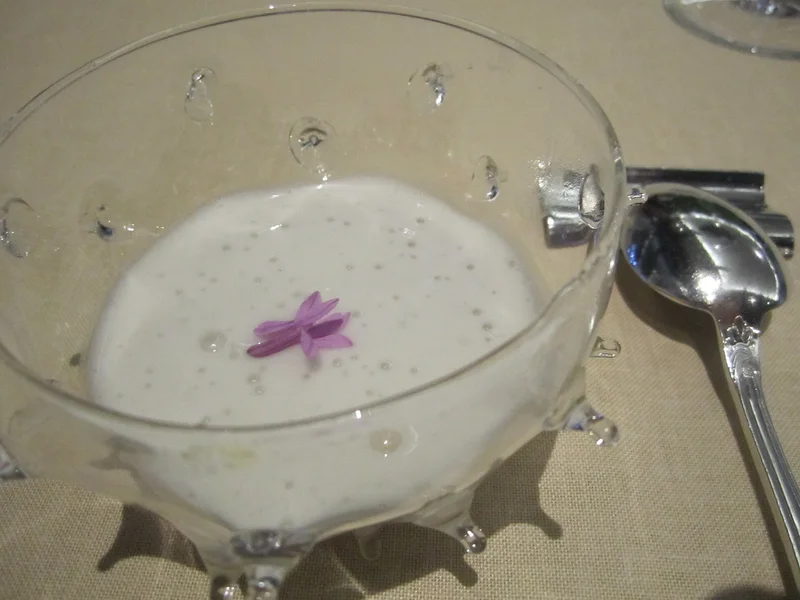 Ajoblanco cuajado, caramelo de pimientos y lichi (14040261453)