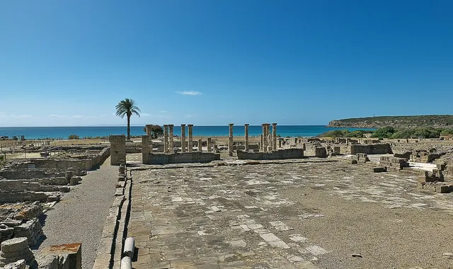 La place du forum de Baelo Claudia, à Bolonia (Tarifa)