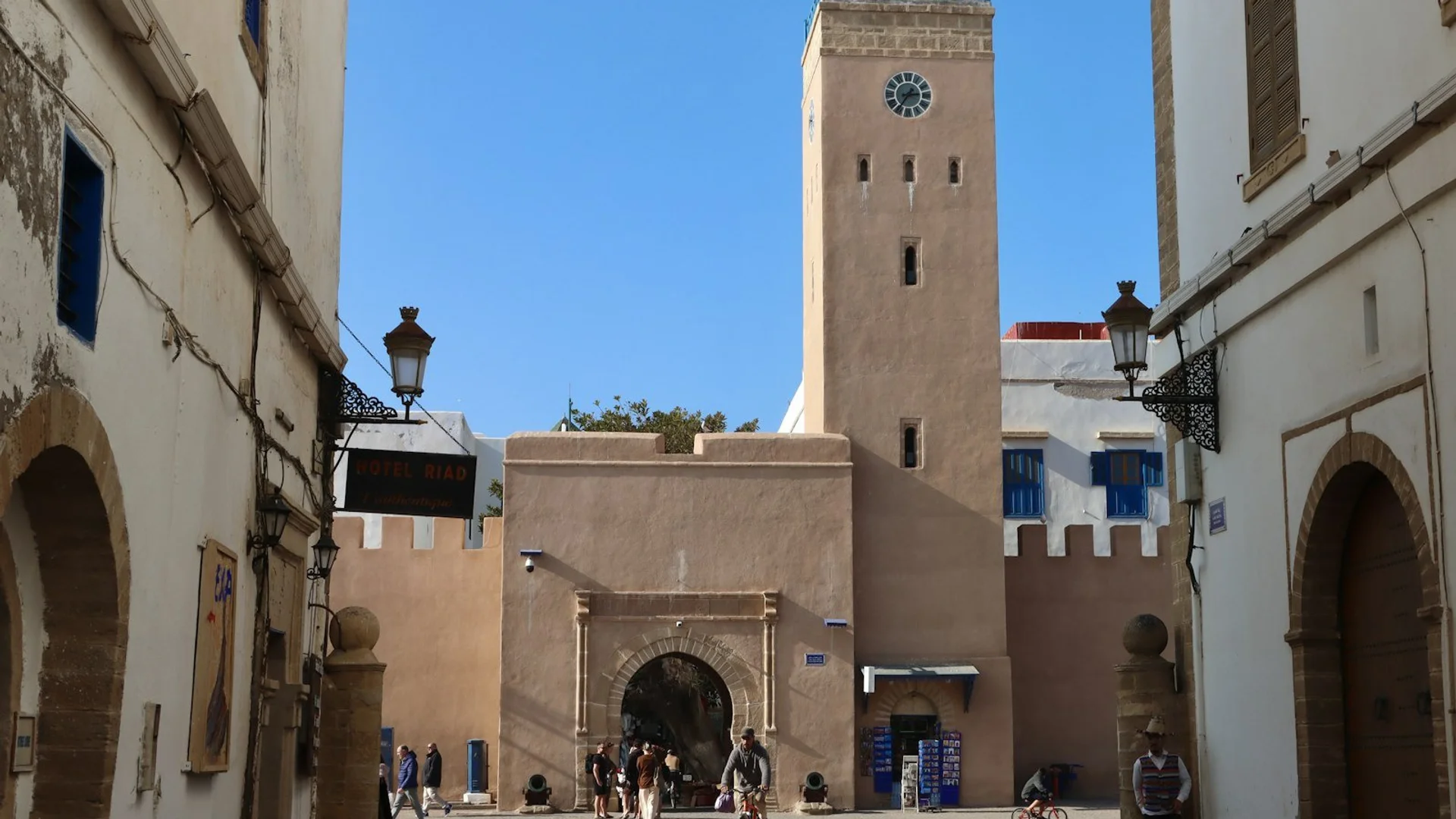 Vista panorámica del puerto histórico de Essaouira con barcos pesqueros azules y murallas portuguesas
