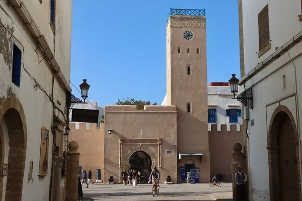 Vista panorámica del puerto histórico de Essaouira con barcos pesqueros azules y murallas portuguesas
