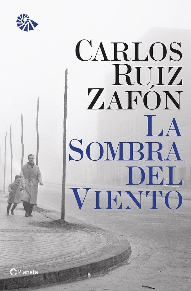 Portada de La Sombra del Viento de Carlos Ruiz Zafón con silueta oscura en calles empedradas de Barcelona