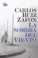 Portada de La Sombra del Viento de Carlos Ruiz Zafón con silueta oscura en calles empedradas de Barcelona
