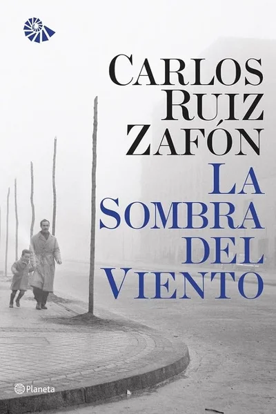 Portada de La Sombra del Viento de Carlos Ruiz Zafón con silueta oscura en calles empedradas de Barcelona