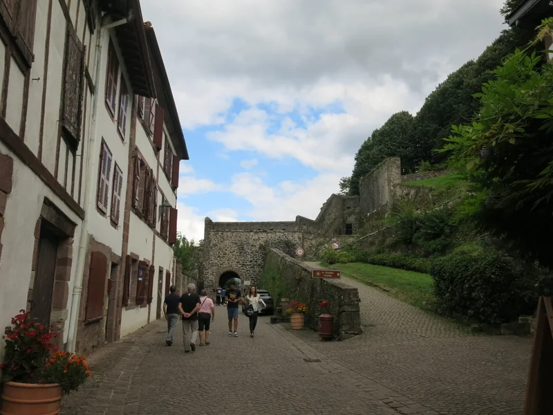 Calle de la Citadelle y puerta de Saint-Jacques en Saint-Jean-Pied-de-Port
