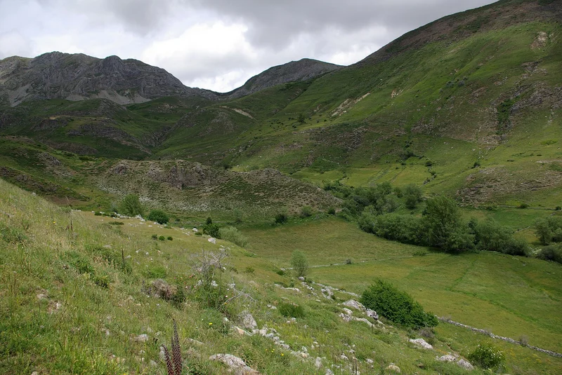 Prados de montaña y laderas verdes en Torre de Babia, en la comarca leonesa de Babia