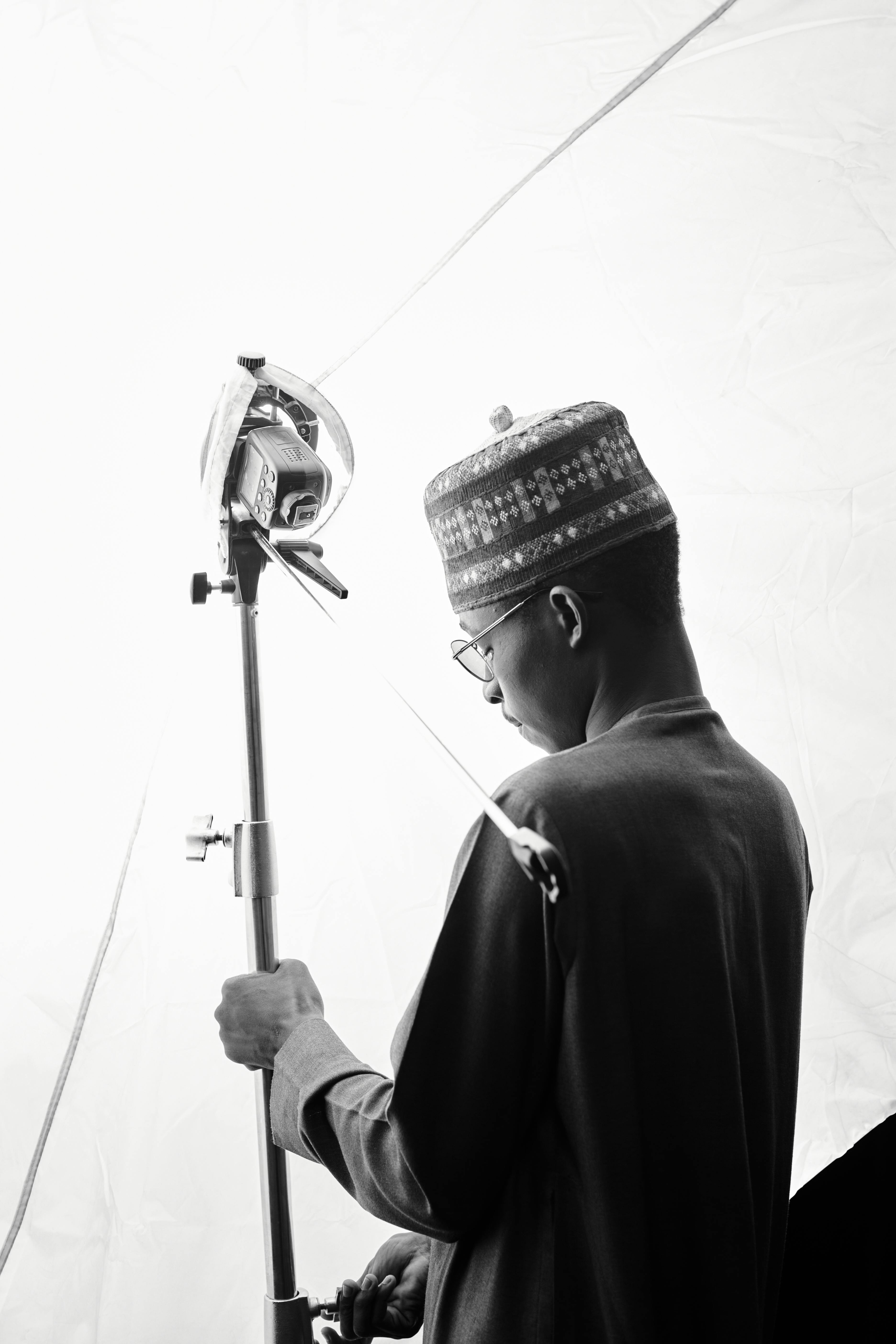 Hombre hausa con equipo fotográfico