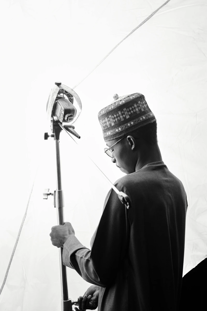 Hombre hausa con equipo fotográfico