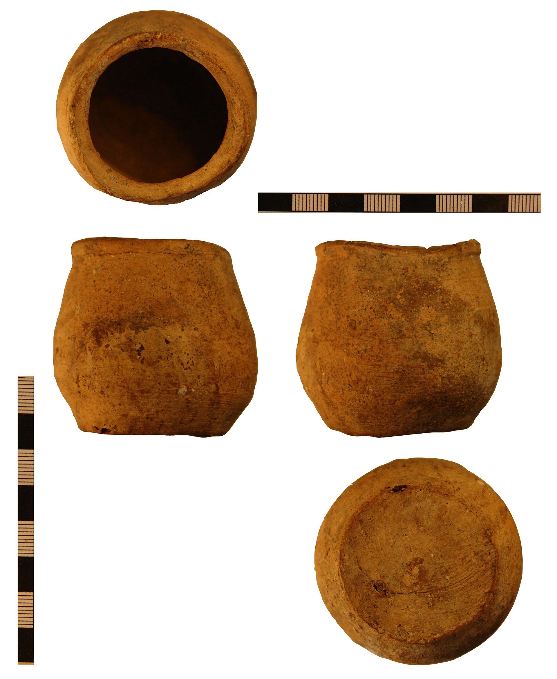 Varias vistas de una pequeña vasija de cerámica de color marrón claro con textura rugosa, junto a reglas de medición.