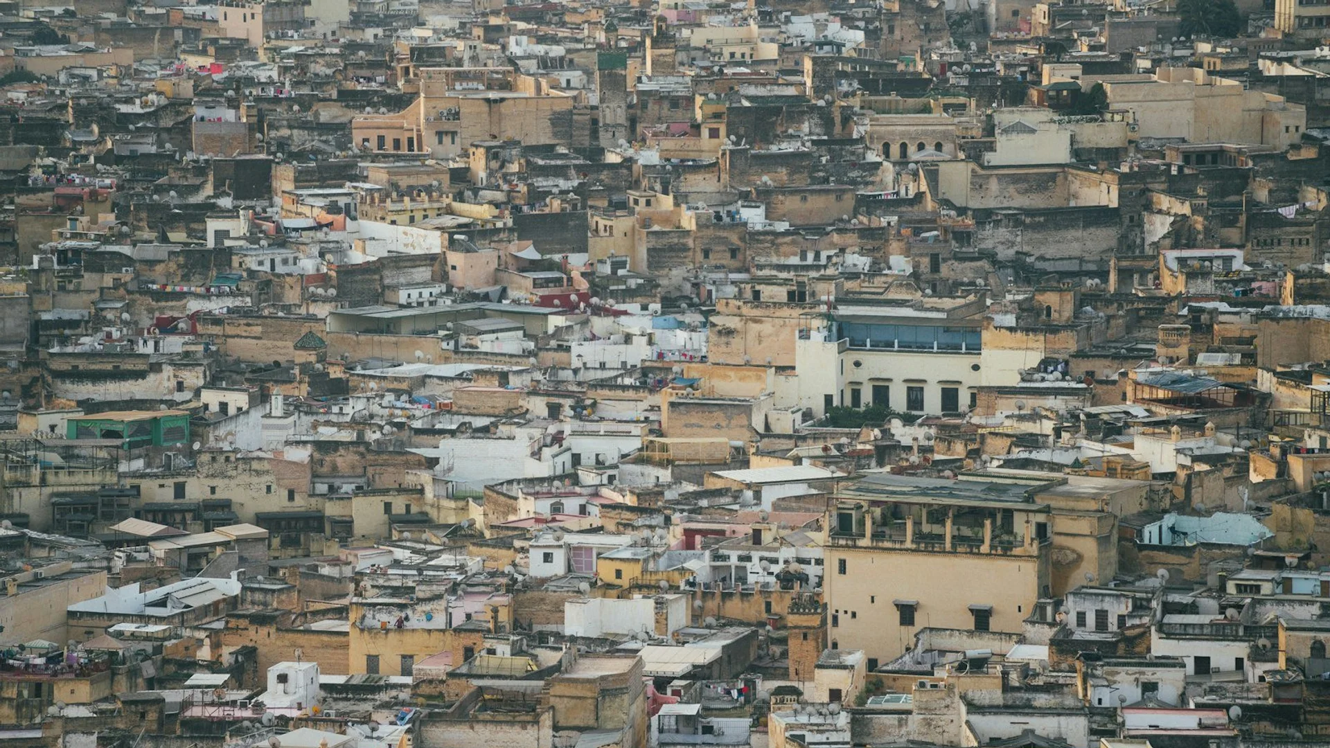 Vista panorámica de la medina de Fez al atardecer, con sus minaretes históricos y arquitectura tradicional