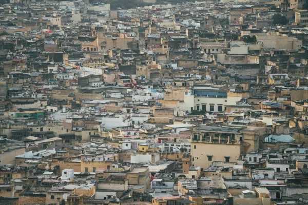 Vista panorámica de la medina de Fez al atardecer, con sus minaretes históricos y arquitectura tradicional