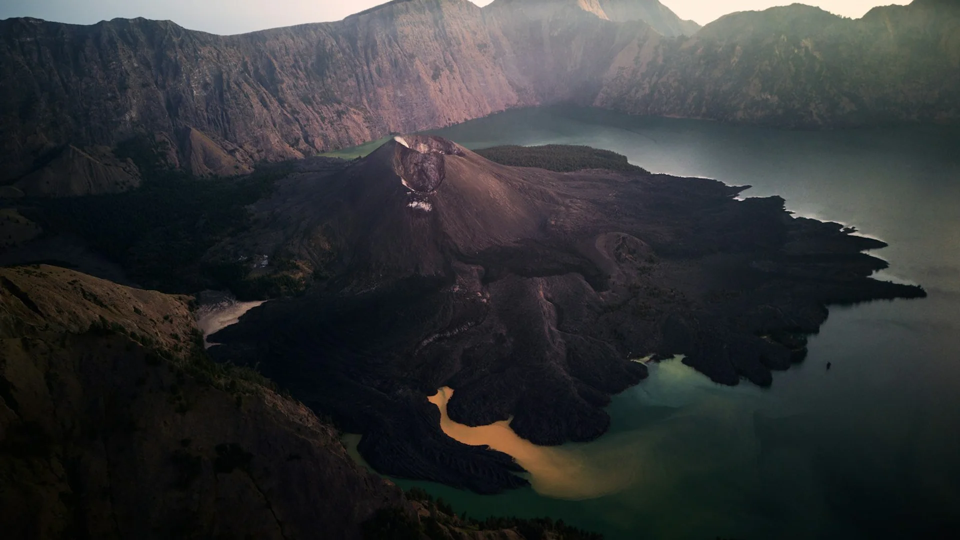 Vista aérea de las playas de Kuta Lombok con el Monte Rinjani nevado al fondo