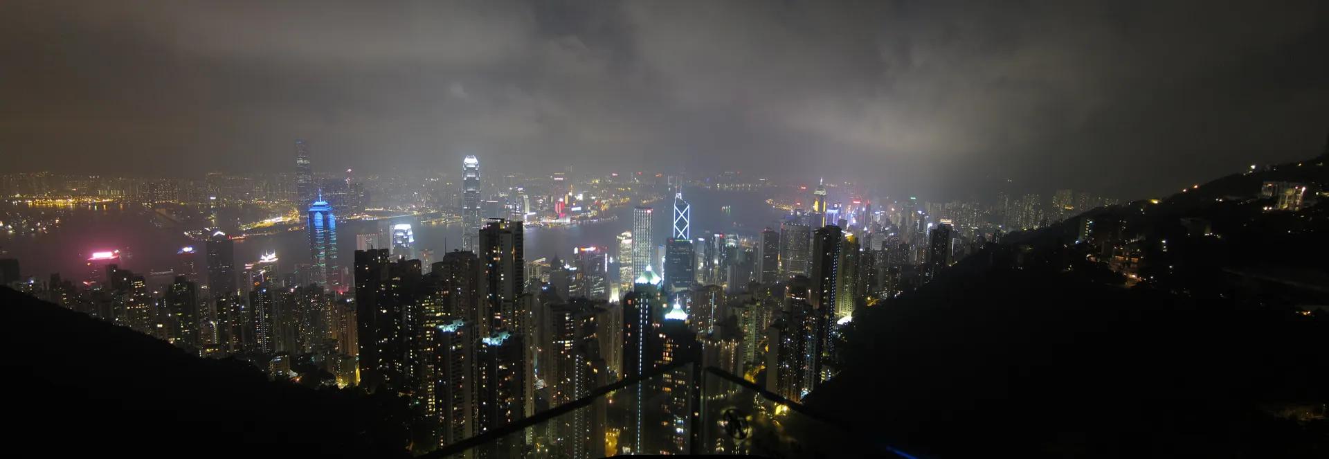 Hong_Kong_at_night_from_Vic_Peak