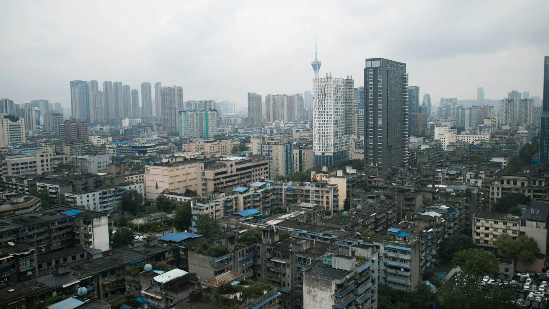 Vista panorámica de Chengdu con pandas gigantes y skyline moderno junto a templos antiguos