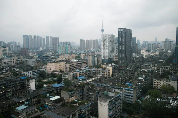 Vista panorámica de Chengdu con pandas gigantes y skyline moderno junto a templos antiguos