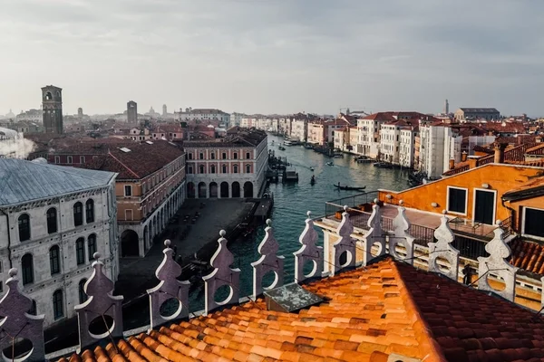 Vista aérea del Gran Canal de Venecia con góndolas y la Basílica de Santa Maria della Salute al atardecer