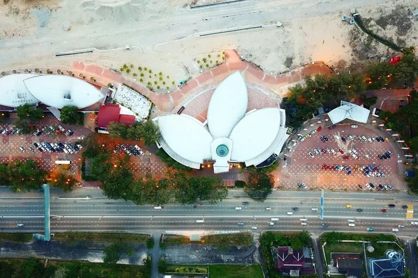 Vista panorámica del skyline de Johor Bahru con la Mezquita Sultán Abu Bakar y el Estrecho de Johor