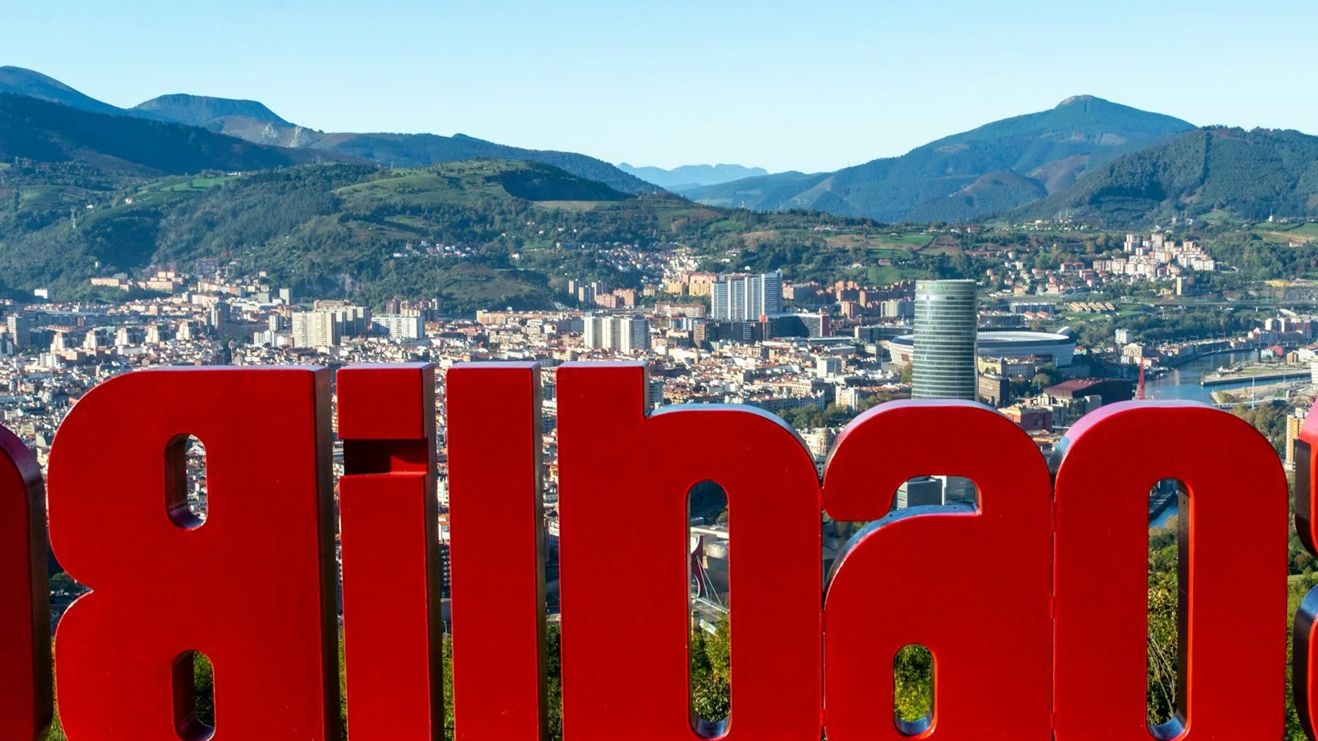 Vista panorámica del Museo Guggenheim Bilbao reflejado en el río Nervión al atardecer