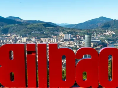 Vista panorámica del Museo Guggenheim Bilbao reflejado en el río Nervión al atardecer