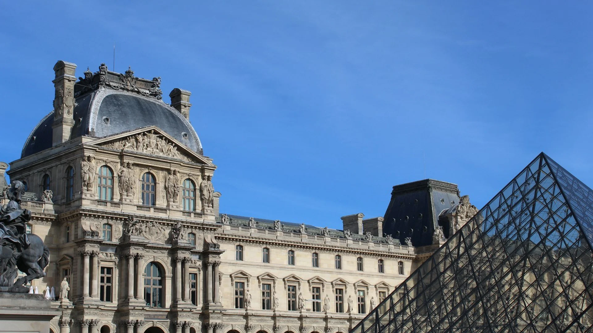 Vista panorámica de París al atardecer con la Torre Eiffel iluminada y el río Sena