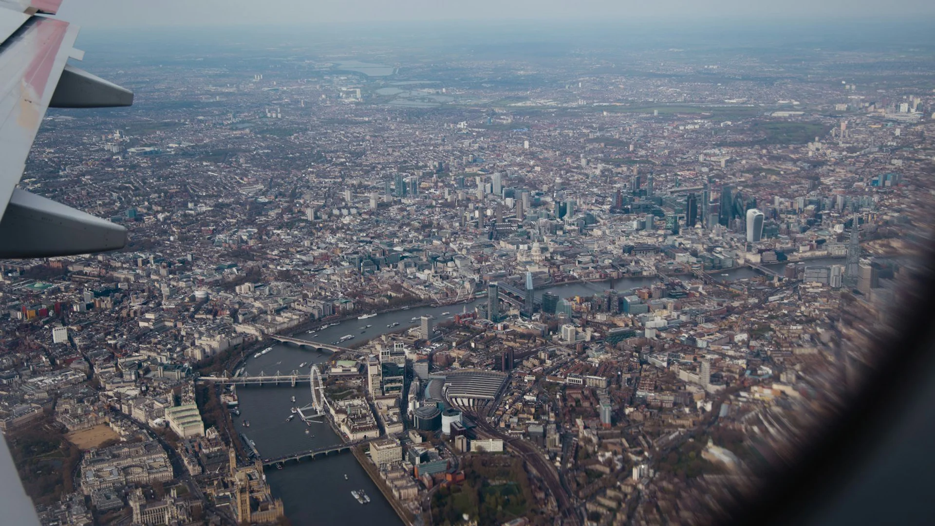 Vista panorámica del río Támesis con el Tower Bridge y la Torre de Londres al atardecer