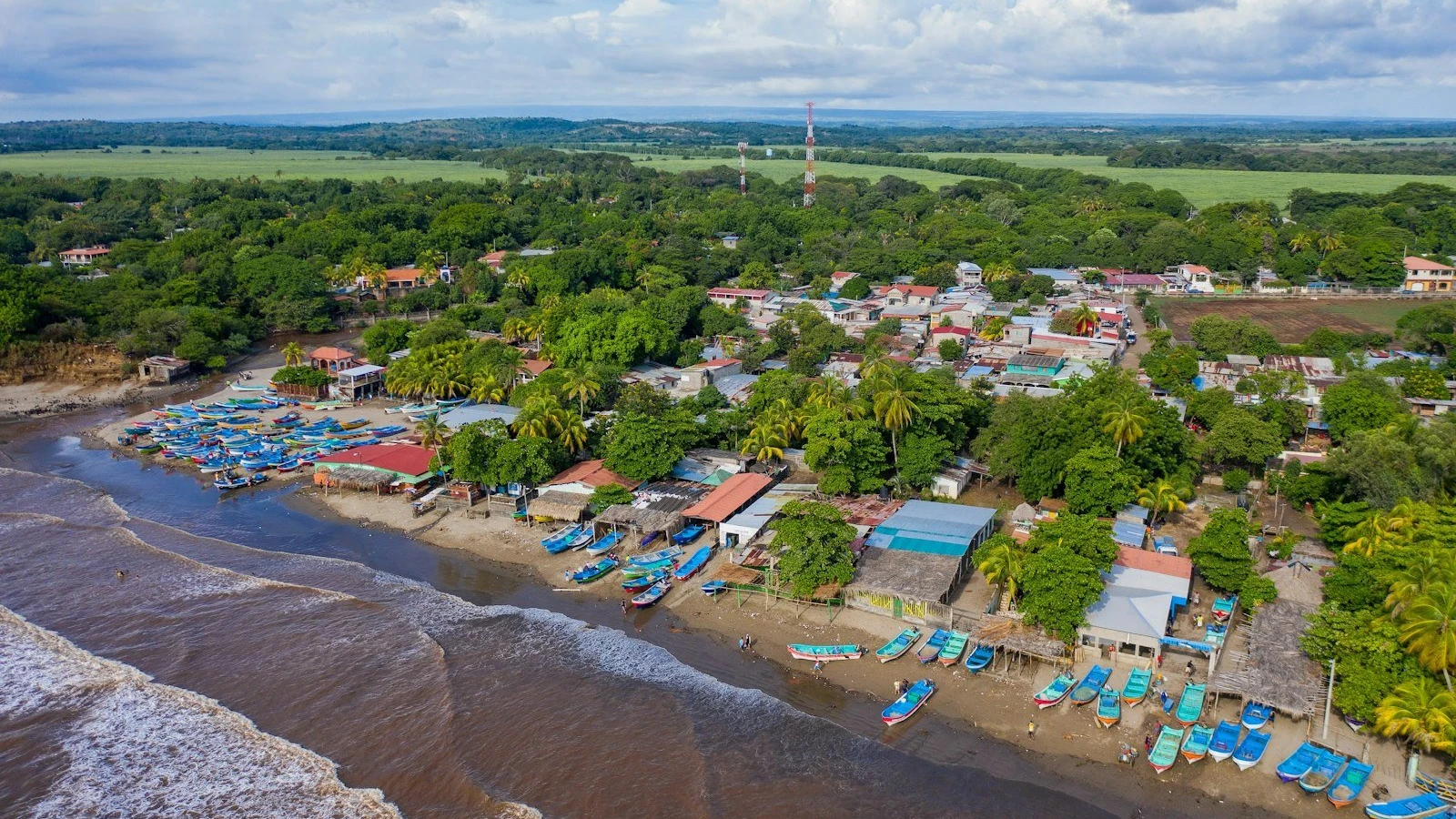 Costa de Masachapa. Pueblo pesquero y uno de los destinos turísticos más populares del Pacífico, a 65 km de Managua, Capital de Nicaragua.