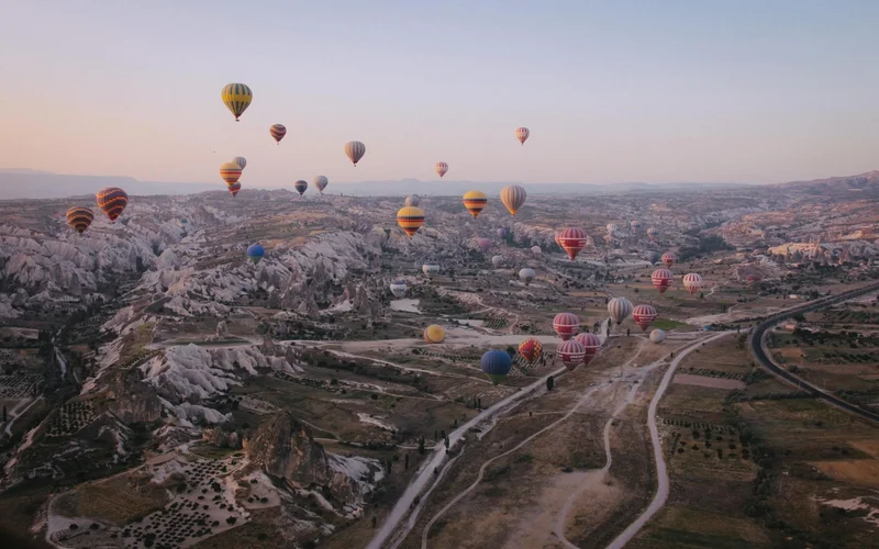 Globos aerostáticos sobre Capadocia al amanecer